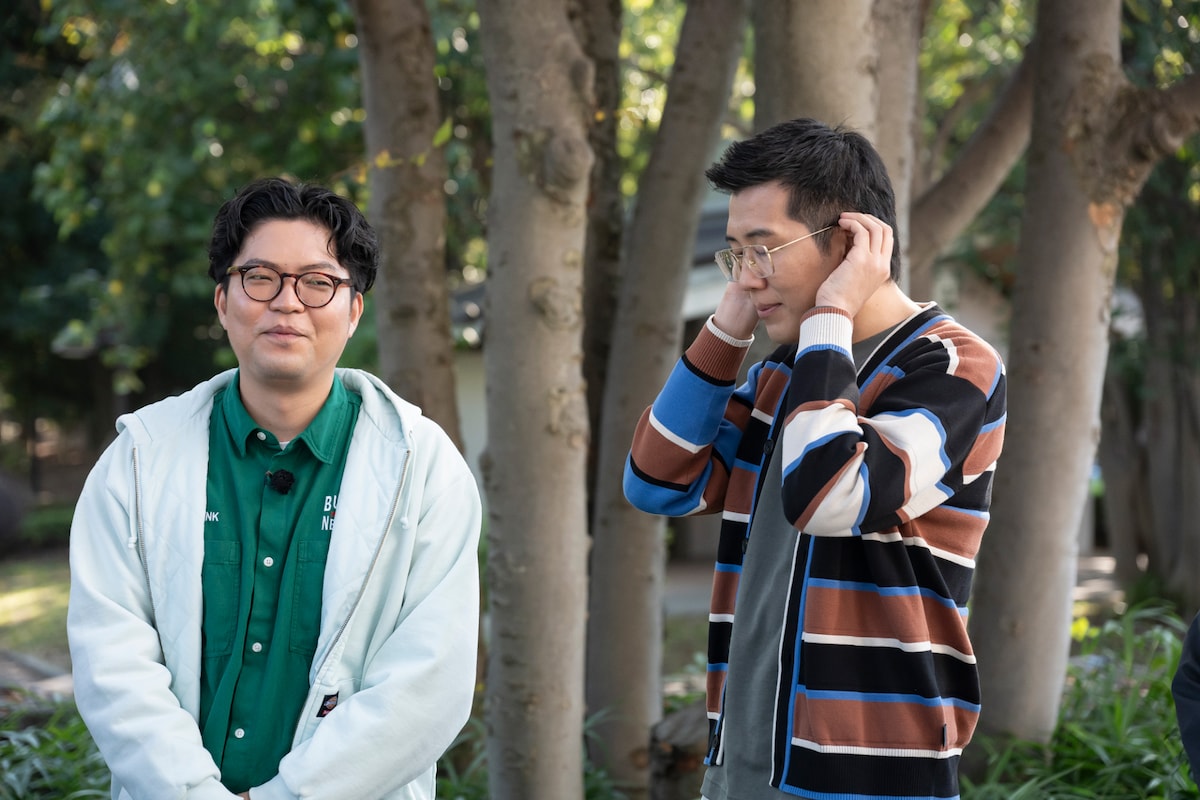 耳を澄ますヤーレンズ楢原（右）