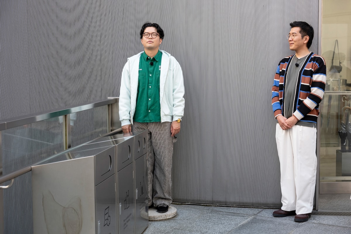 アートの世界に浸るヤーレンズ出井（左）