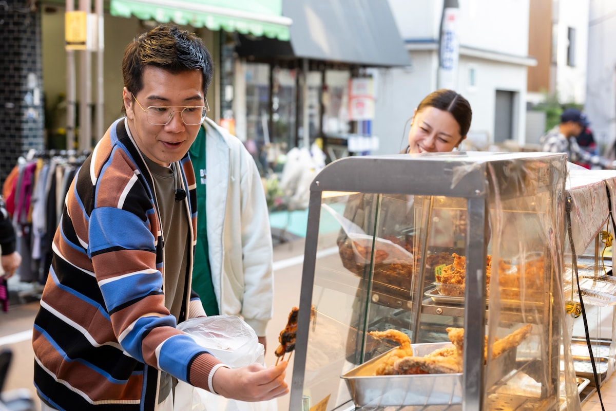 商店街でロケするヤーレンズ