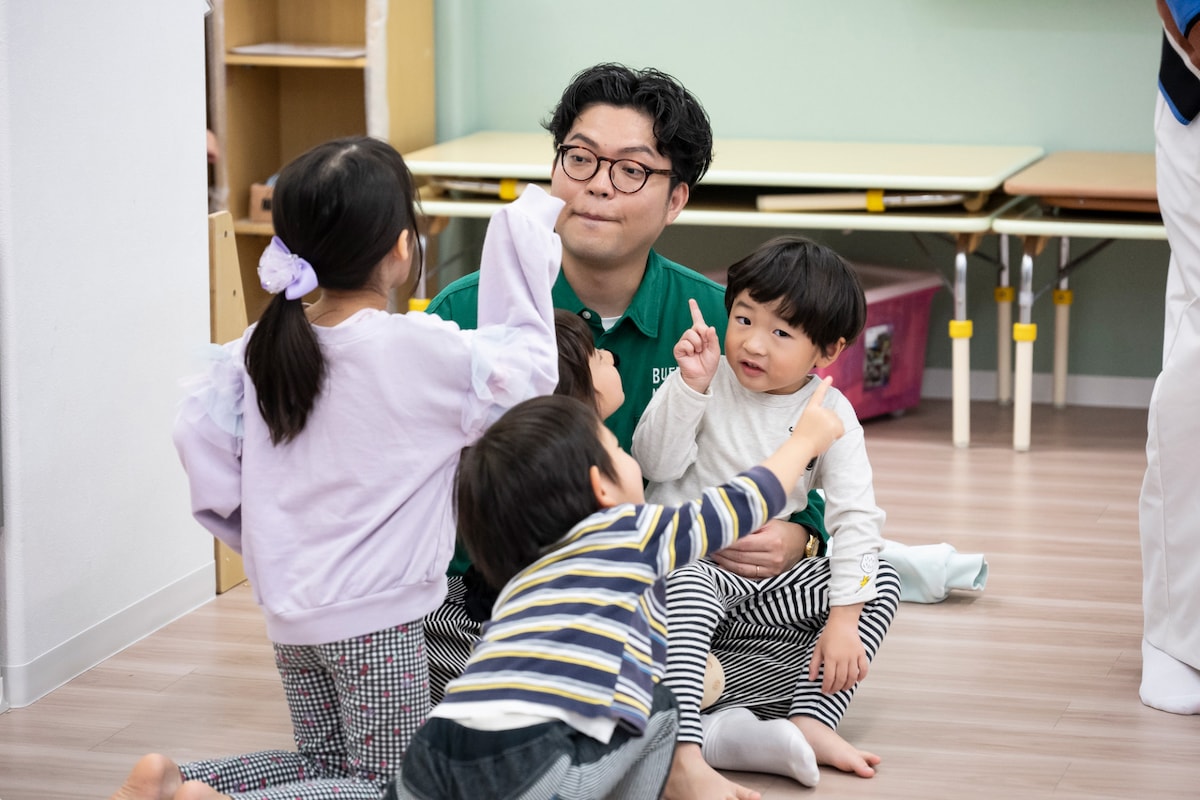 子供と遊ぶヤーレンズ出井