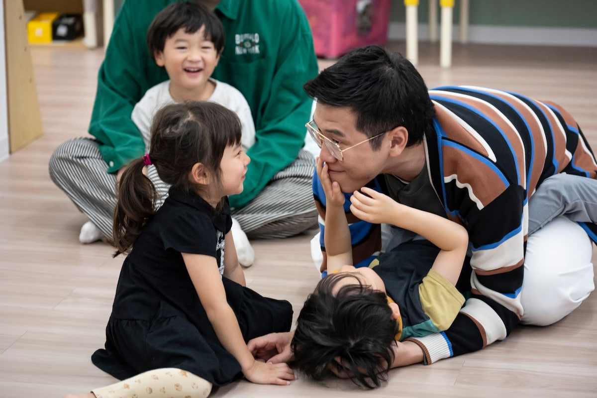 子供と遊ぶヤーレンズ楢原