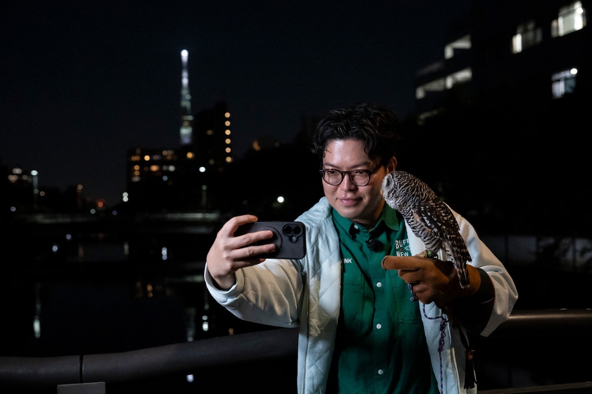 フクロウと散歩して自撮りするヤーレンズ出井