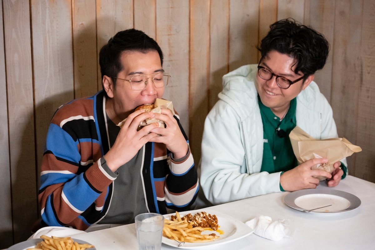 ハンバーガーを味わうヤーレンズ