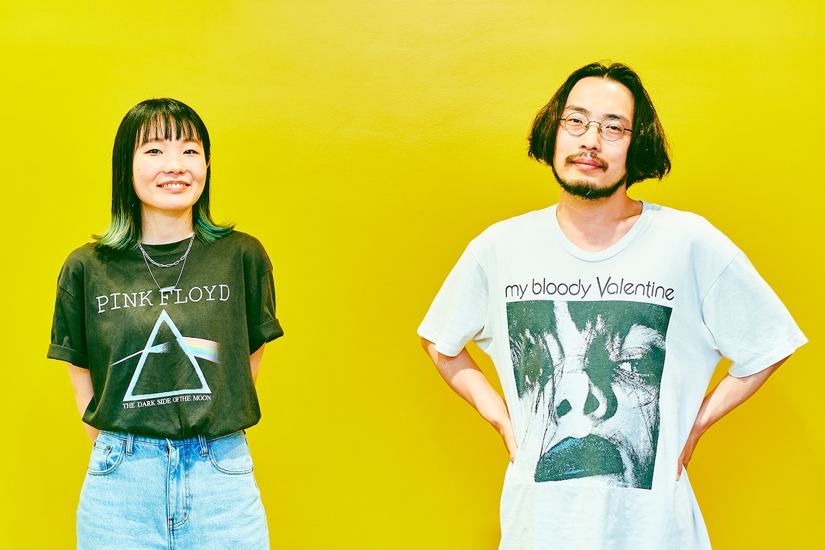 左からもっさ（Vo, G）、朝日（G）。