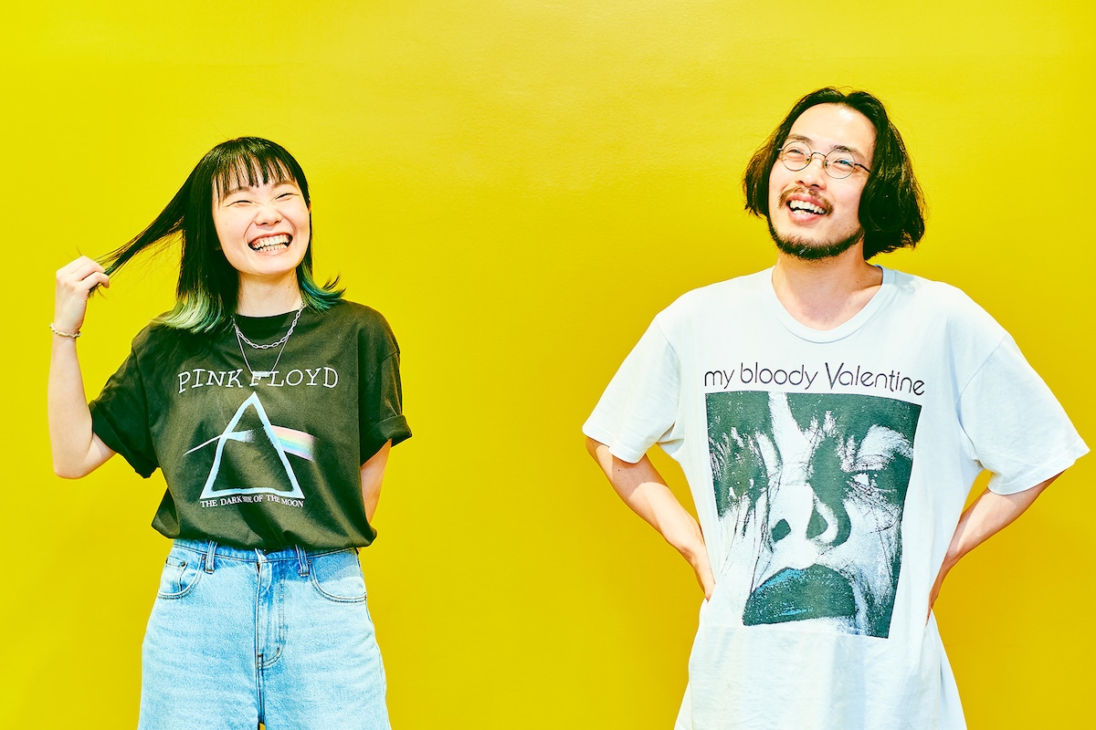 左からもっさ（Vo, G）、朝日（G）。