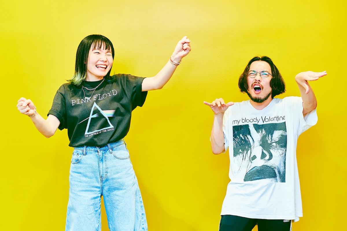 左からもっさ（Vo, G）、朝日（G）。