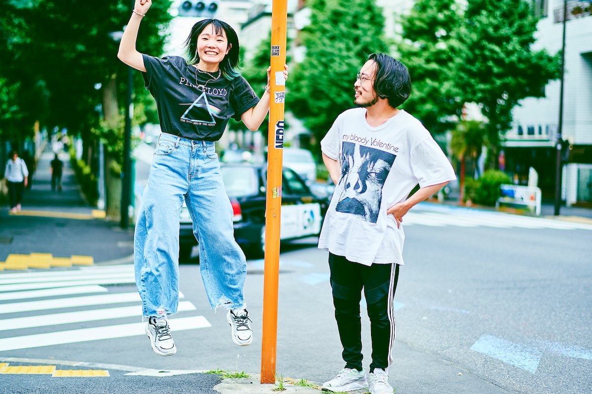 左からもっさ（Vo, G）、朝日（G）。