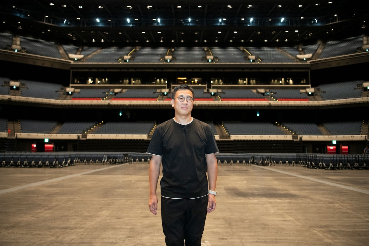 客席を背に、ステージ縁の立ち位置に直立してみる古家さん。