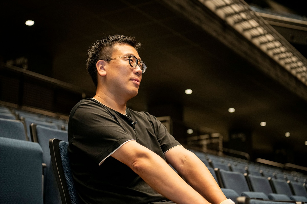 このあと、座席が列ごとに互い違いの千鳥配置になっていることに気付きます。