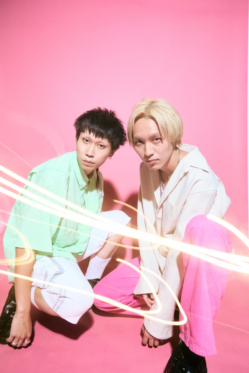 左からおかともき（B, Cho）、井上直也（Vo, G）。