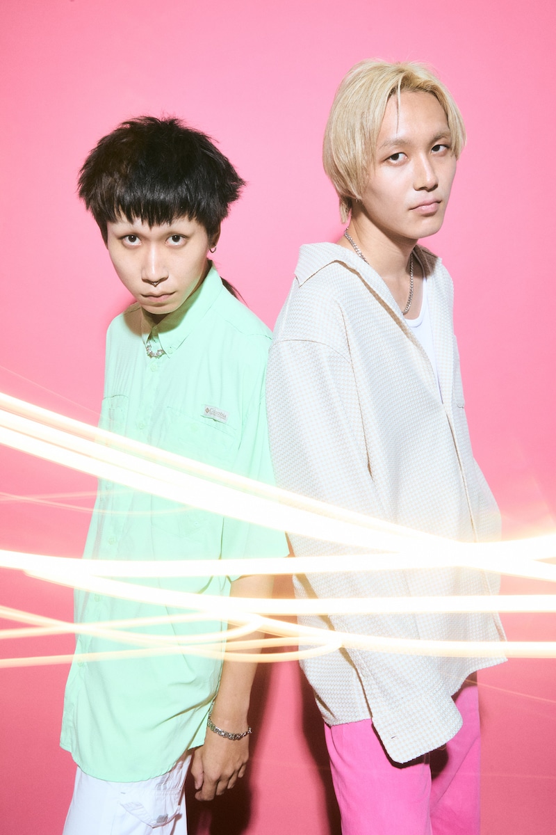 左からおかともき（B, Cho）、井上直也（Vo, G）。