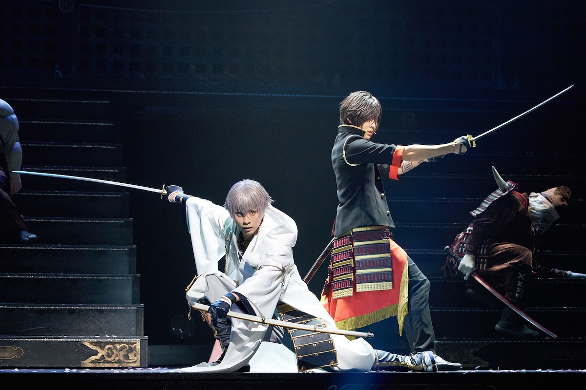 「ミュージカル『刀剣乱舞』 鶴丸国永 大倶利伽羅 双騎出陣 ～春風桃李巵～」より。©NITRO PLUS・EXNOA LLC/ミュージカル『刀剣乱舞』製作委員会