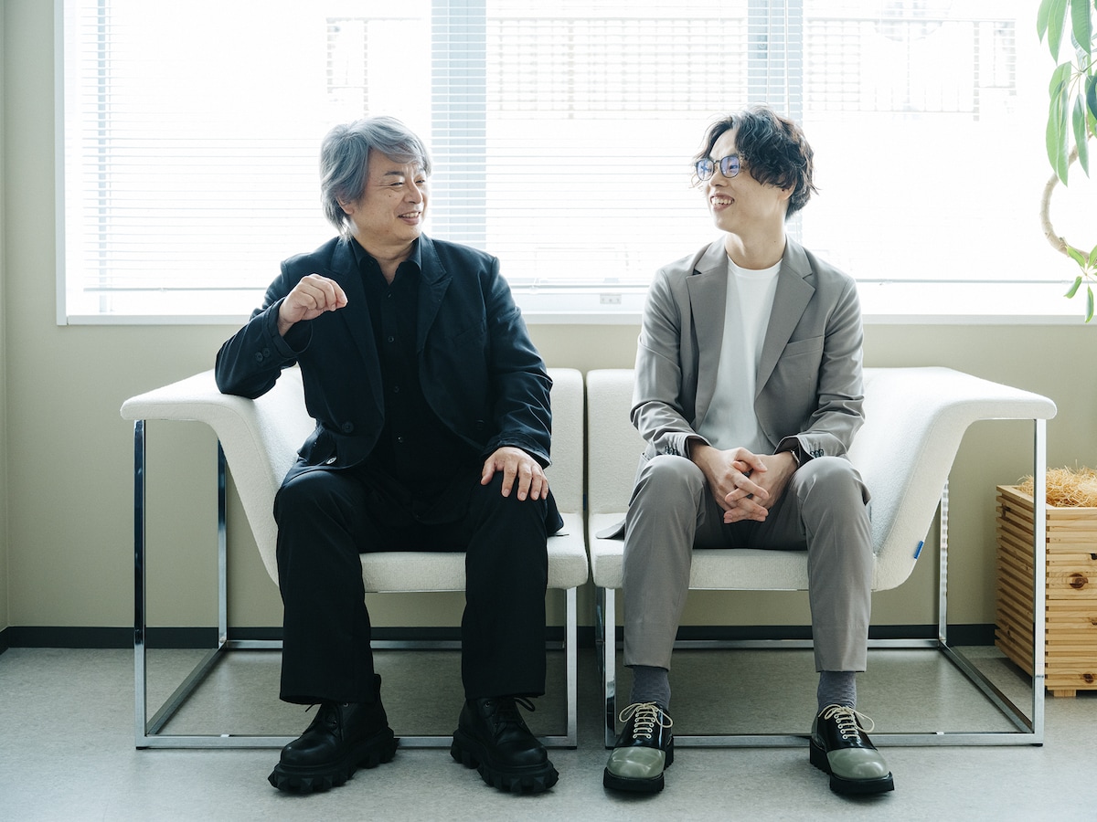 左から茅野イサム、松崎史也。