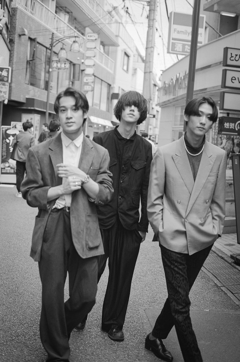 左から杉田春音（Vo）、保田優真（Dr）、田中利幸（Key）。