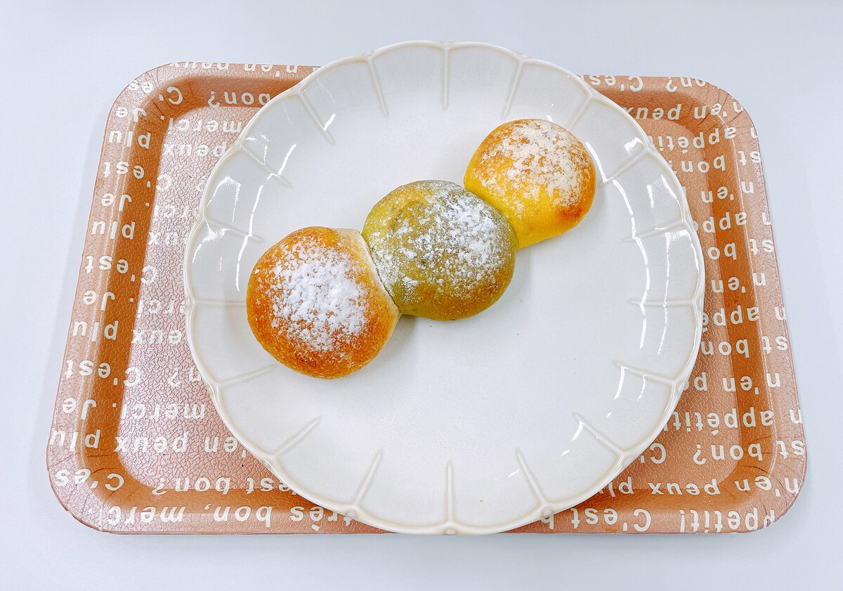 カンパーニュのコラボパン「つ・な・ぐ」は2種のチーズとほうれん草カレー、コーンウィンナー味。