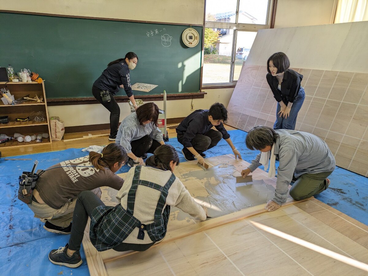 「ニューマドンナ」舞台美術製作の様子。（提供：オーバード・ホール）