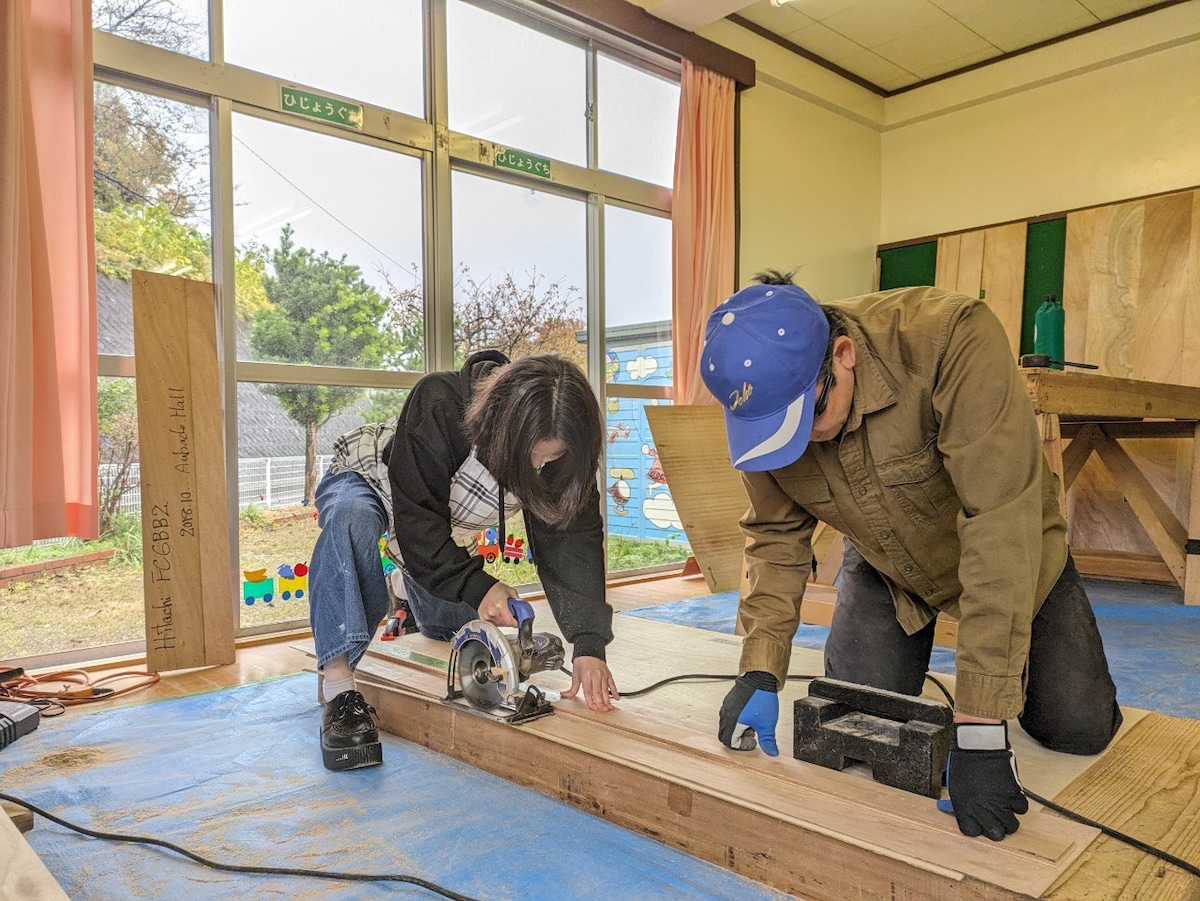 「ニューマドンナ」舞台美術製作の様子。（提供：オーバード・ホール）