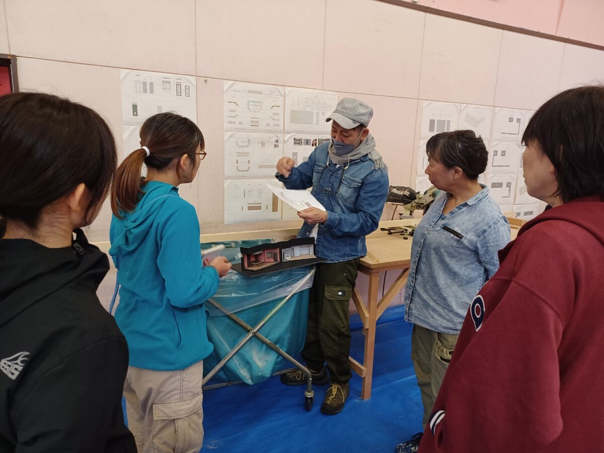 「ニューマドンナ」舞台美術製作の様子。（提供：オーバード・ホール）