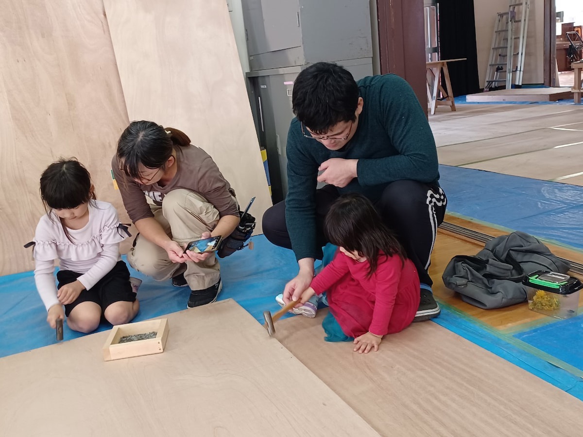 「ニューマドンナ」舞台美術製作の様子。（提供：オーバード・ホール）