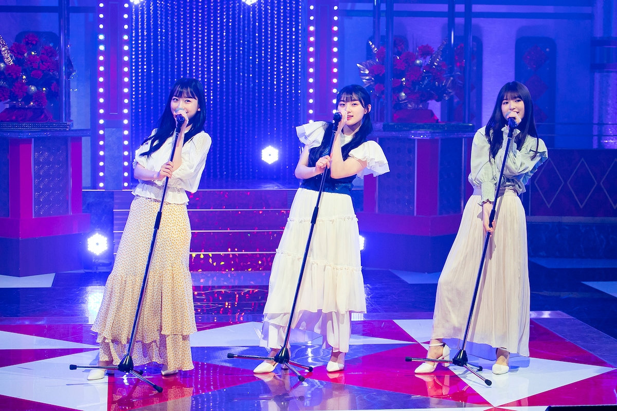 「TRAIN-TRAIN」を歌う一ノ瀬美空、川﨑桜、小川彩。