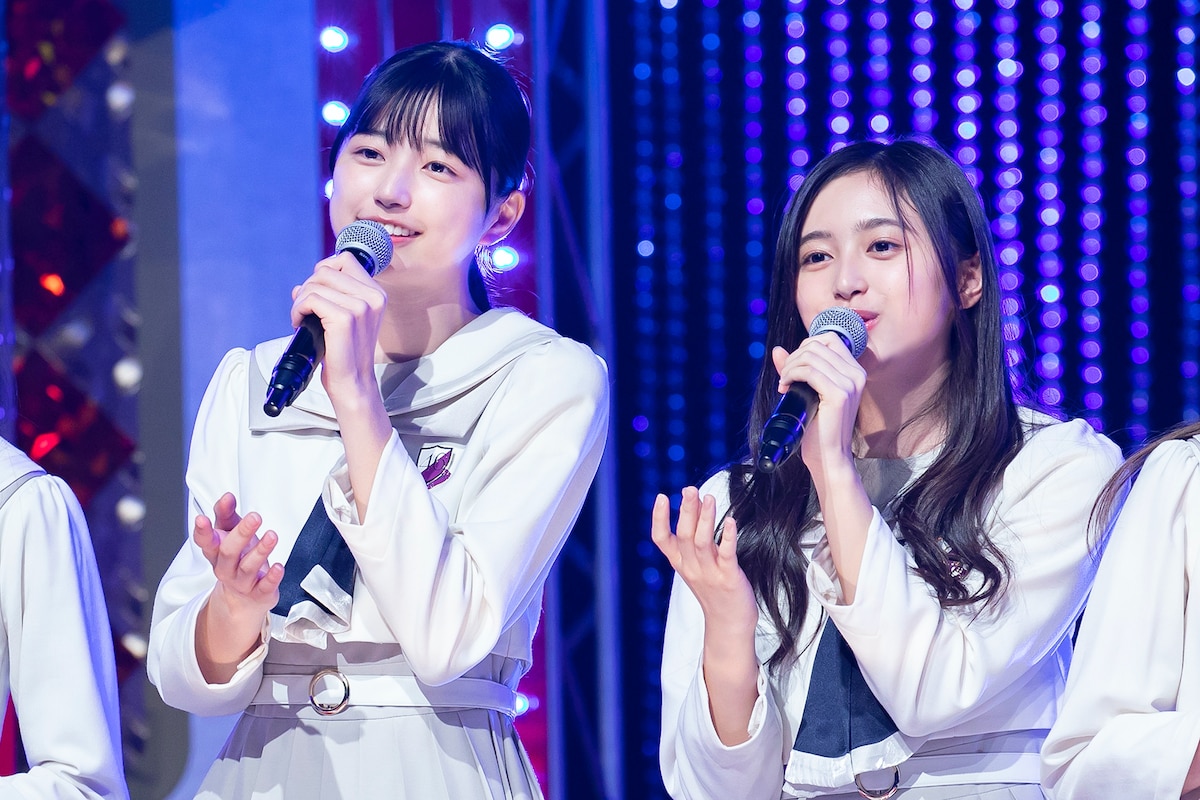 「小さな恋の歌」を歌う五百城茉央（左）と井上和（右）。