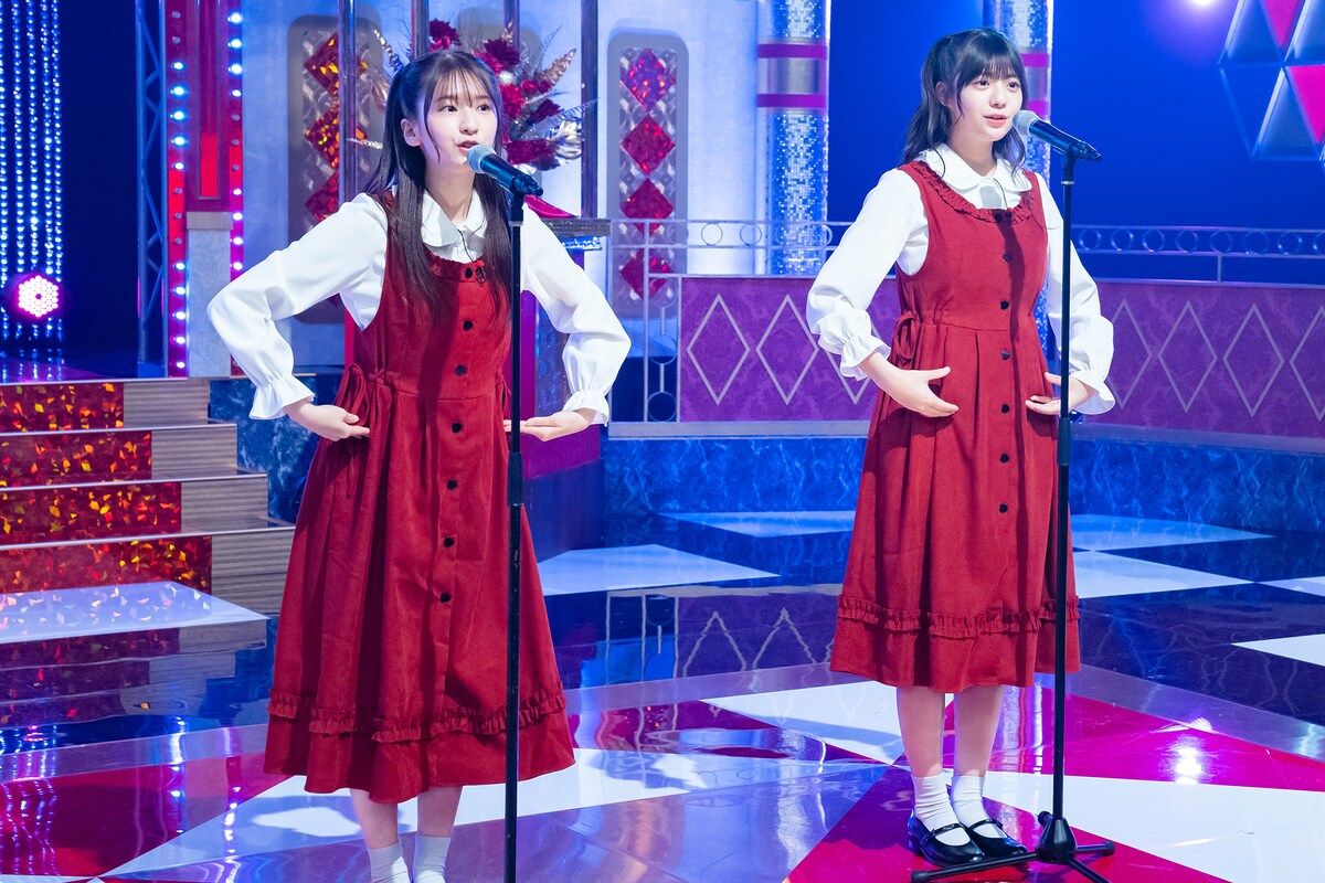 「崖の上のポニョ」で5歳児になりきる菅原咲月（左）と冨里奈央（右）。