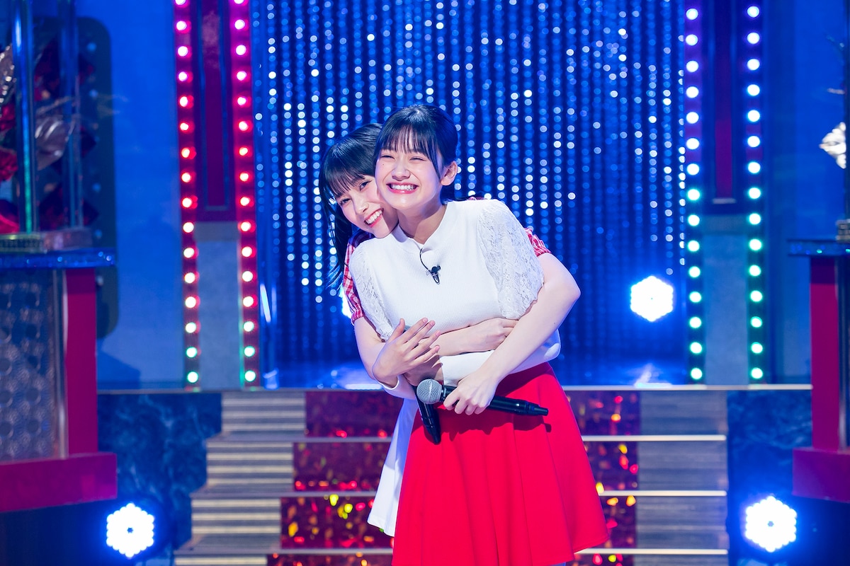 「Over Drive」を歌って抱き合う奥田いろは（前）と池田瑛紗（後）。