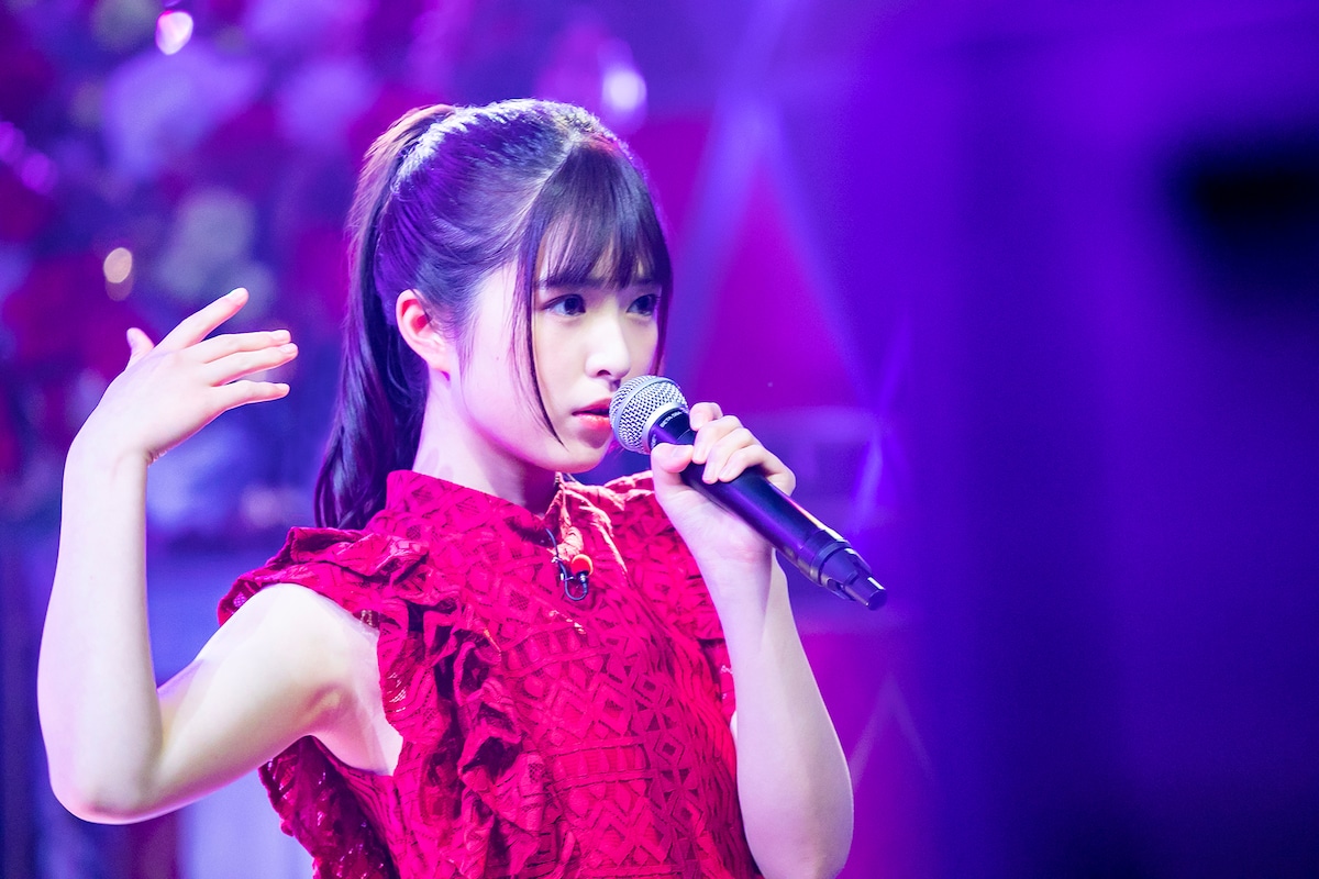 「Ride on time」を歌う小川彩。