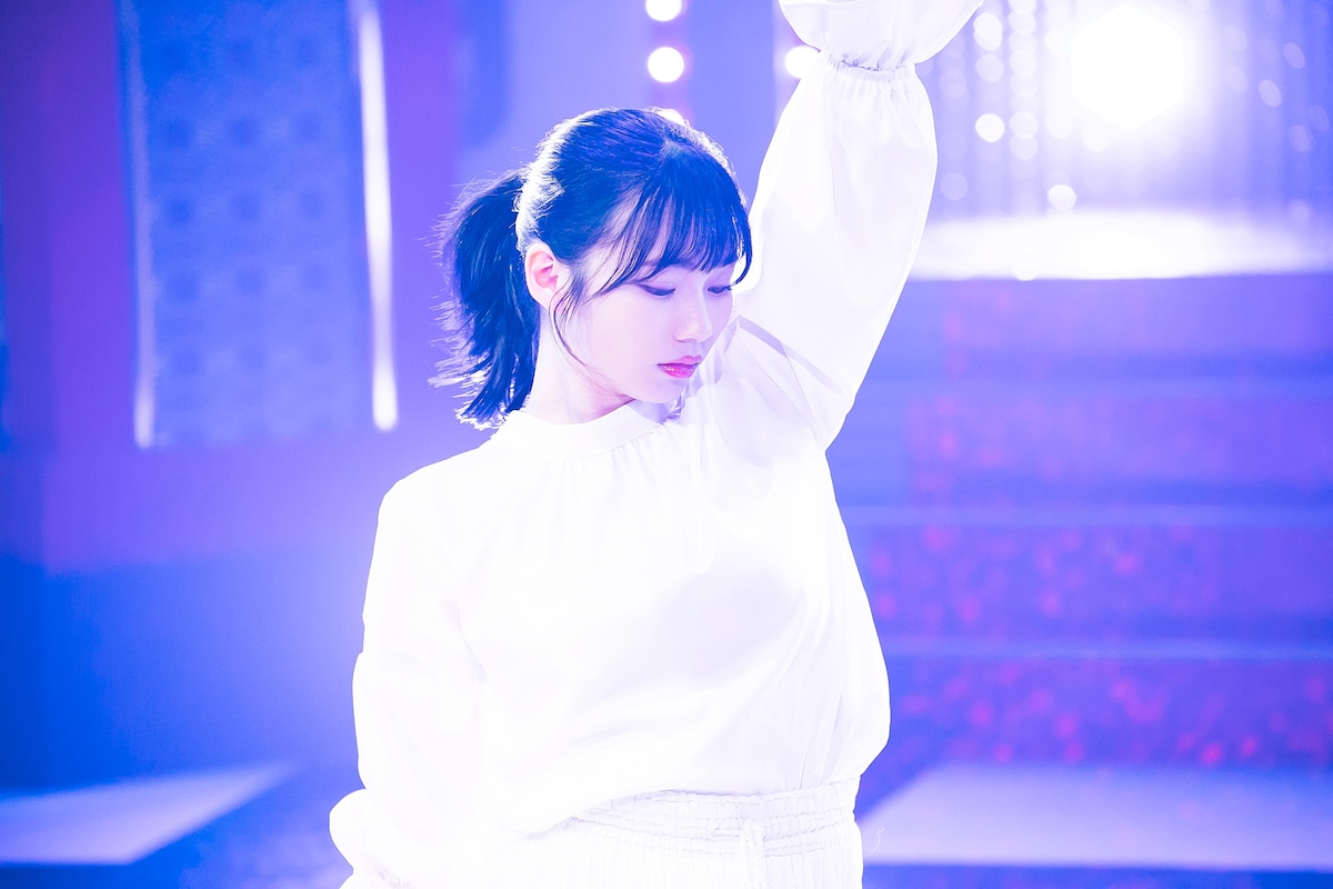 「愛のうた」で創作ダンスを披露する岡本姫奈。