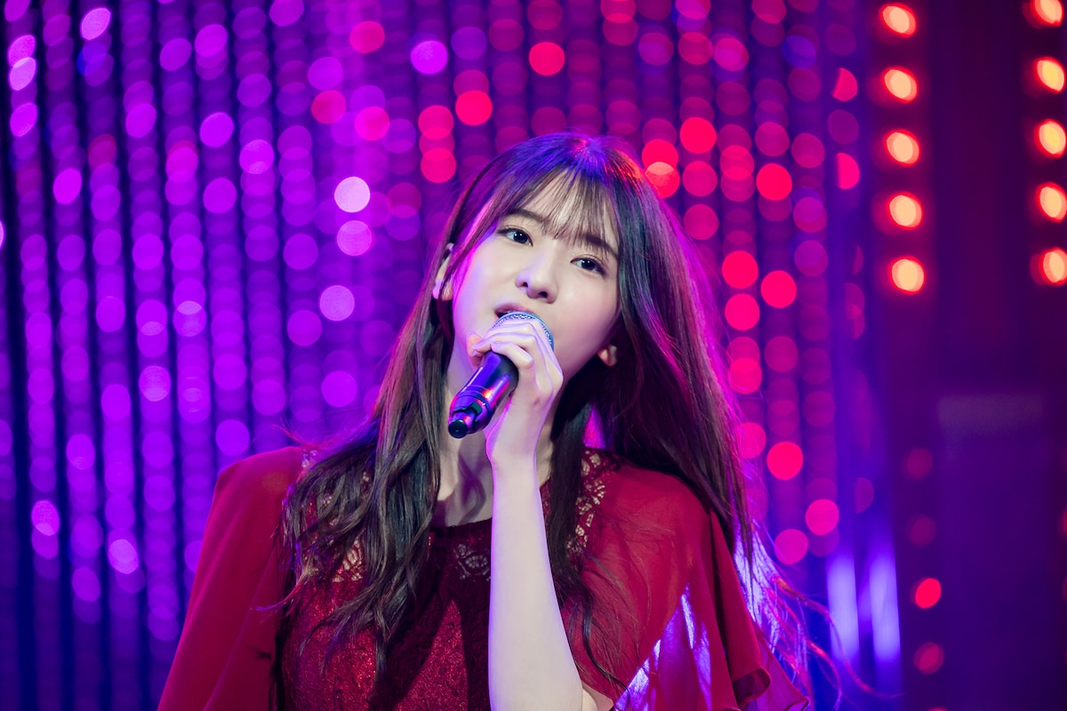 「ヒーロー」で麻倉未稀とデュエットした菅原咲月。