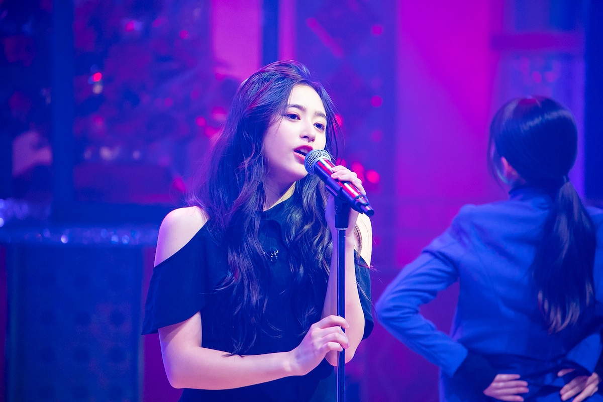 「Blue Velvet」を歌う井上和。