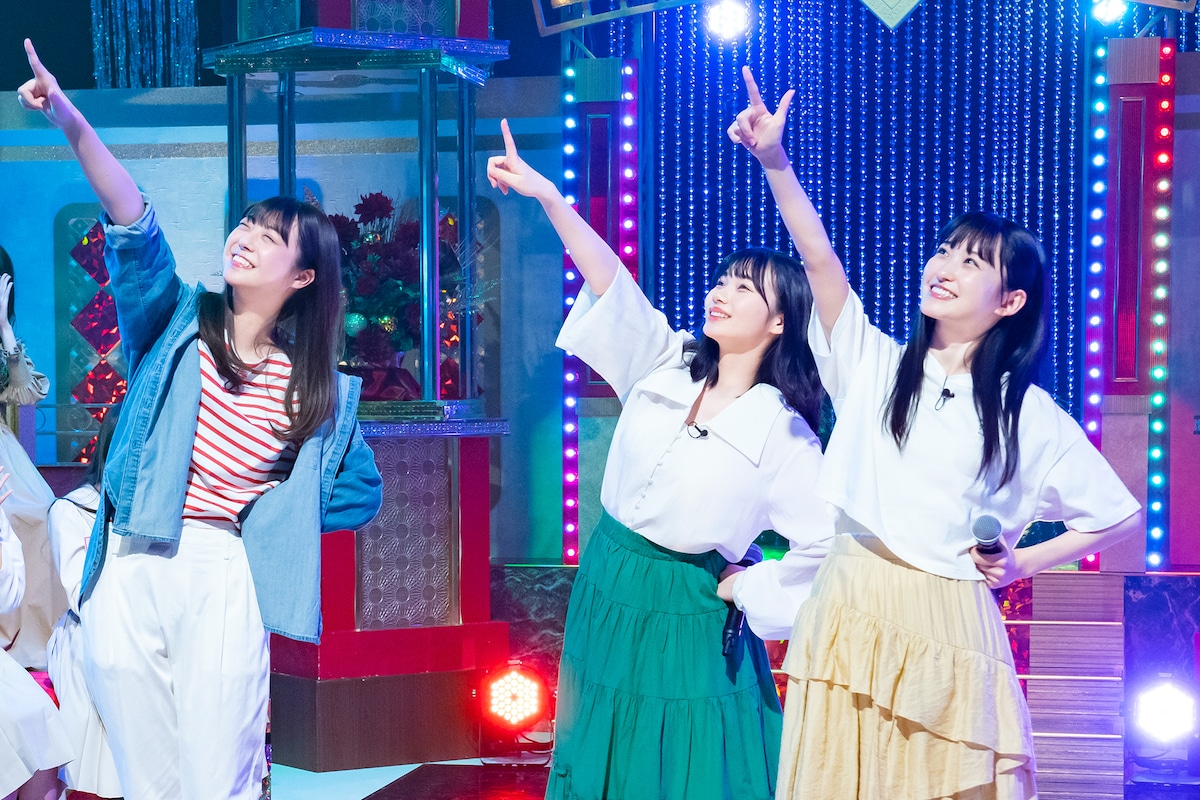 「以心電信」を歌う冨里奈央、岡本姫奈、一ノ瀬美空（左から）。