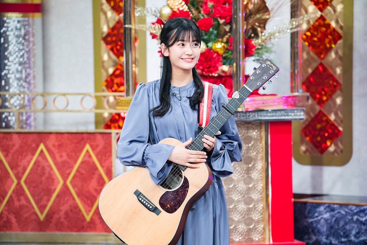 ギター弾き語りで「遠くで汽笛を聞きながら」を披露した奥田いろは。