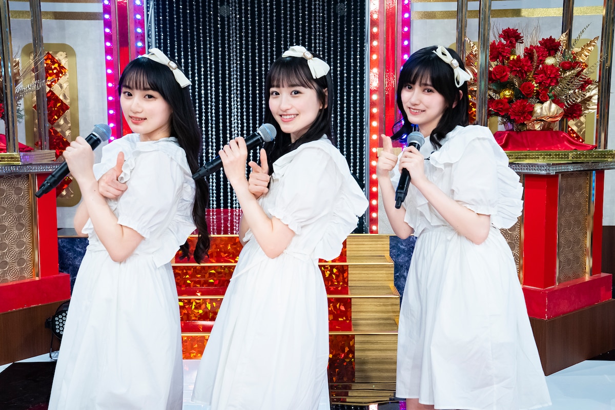 「微笑がえし」を披露した川﨑桜、一ノ瀬美空、池田瑛紗（左から）。