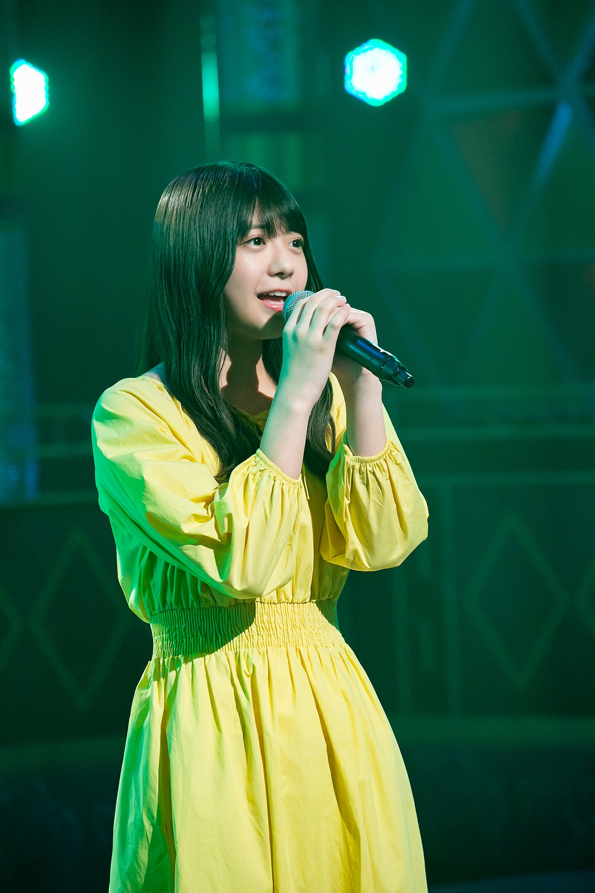 「ありがとう」を歌う冨里奈央。