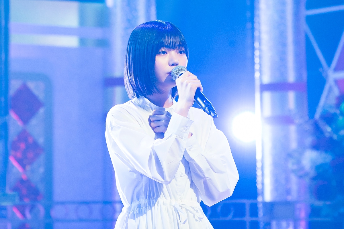 「First Love」を歌う中西アルノ。