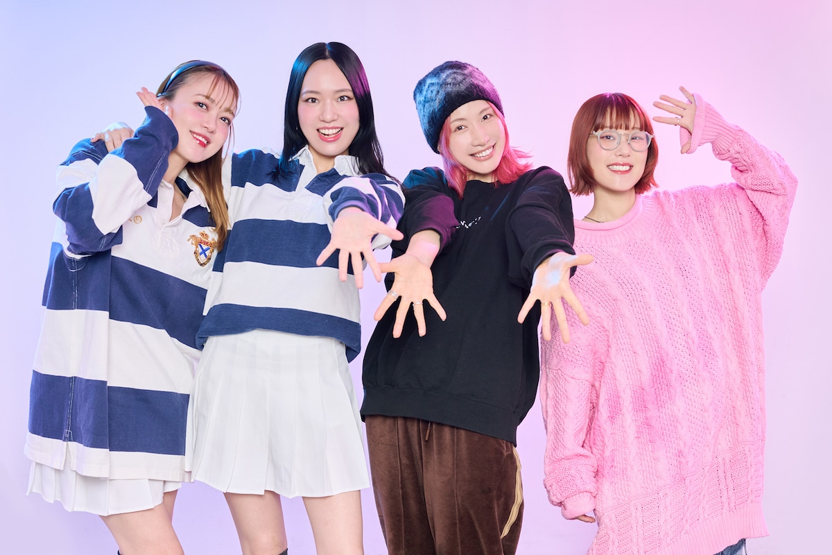 平成ギャルをイメージしたポーズをとる4人。左からLE GRAND RETOUR、中嶋イッキュウ、おかもとえみ。