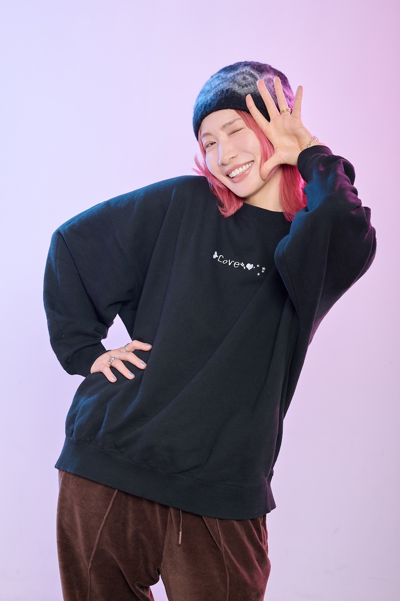 平成ギャルをイメージしたポーズをとる中嶋イッキュウ。