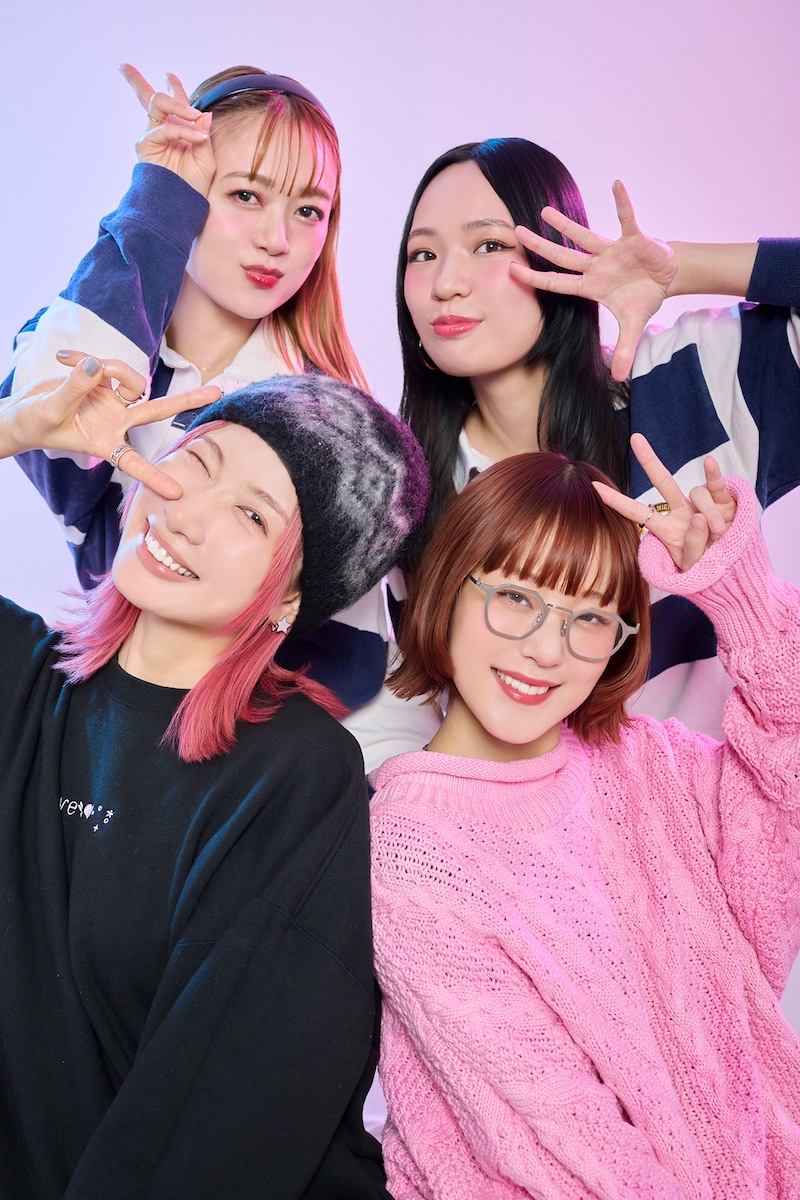 平成ギャルをイメージしたポーズをとる4人。前列左から中嶋イッキュウ、おかもとえみ。後列左から中園亜美、竹田麻里絵（ともにLE GRAND RETOUR）。