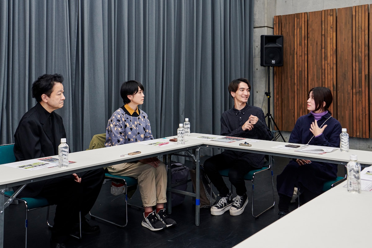 左から白井晃、中村彩乃、岡本昌也、私道かぴ。