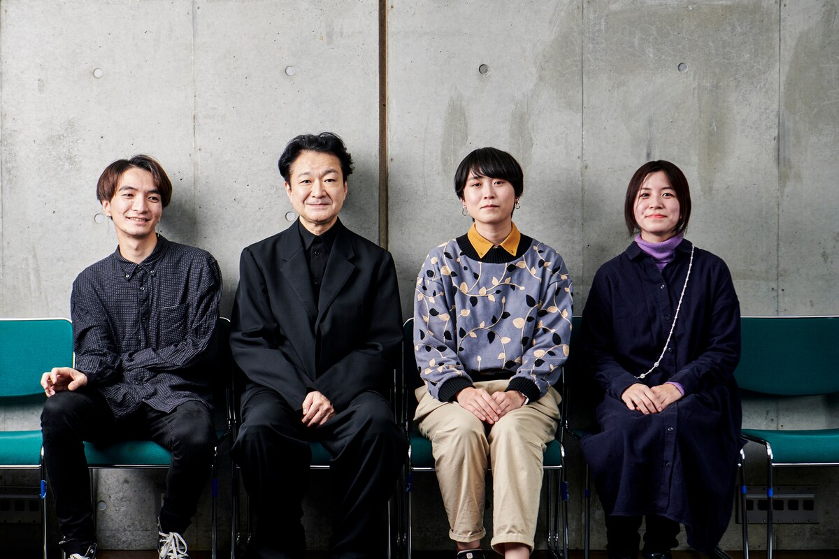左から岡本昌也、白井晃、中村彩乃、私道かぴ。