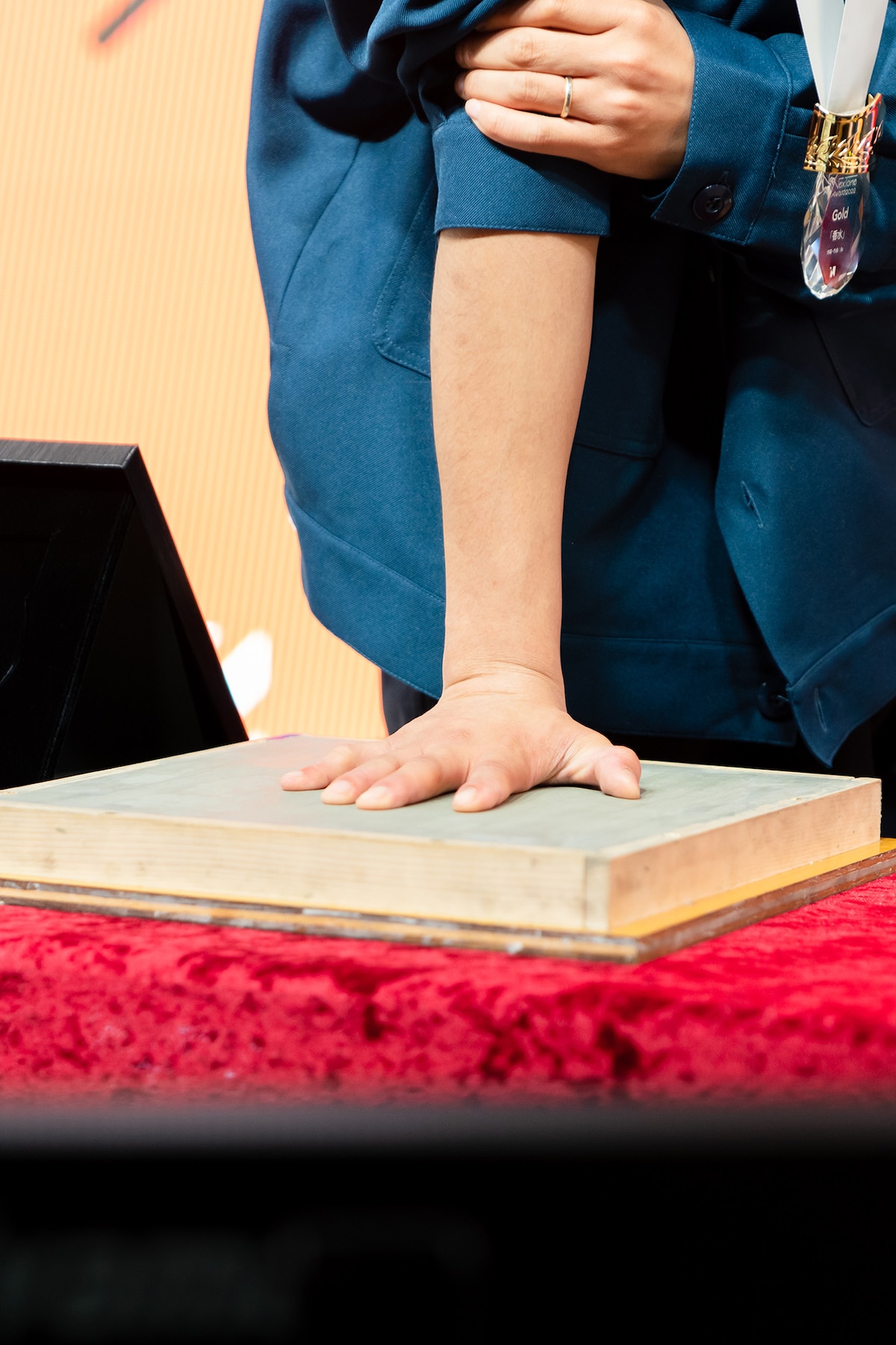 うまくいかず“二度押し”に踏み切る。