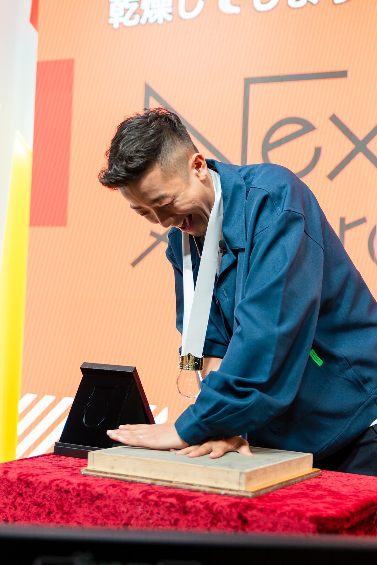 手形をつけることに苦戦する瑛人。