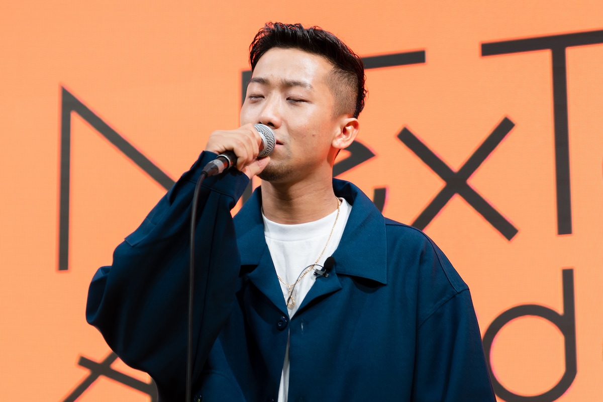 「香水」を披露する瑛人。