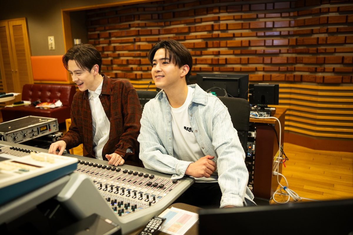 左からウエンツ瑛士、甲斐翔真。