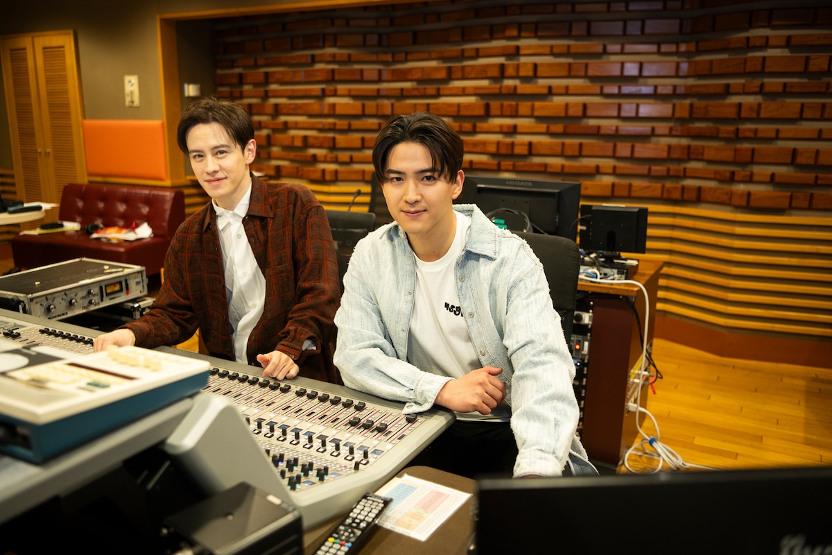 左からウエンツ瑛士、甲斐翔真。