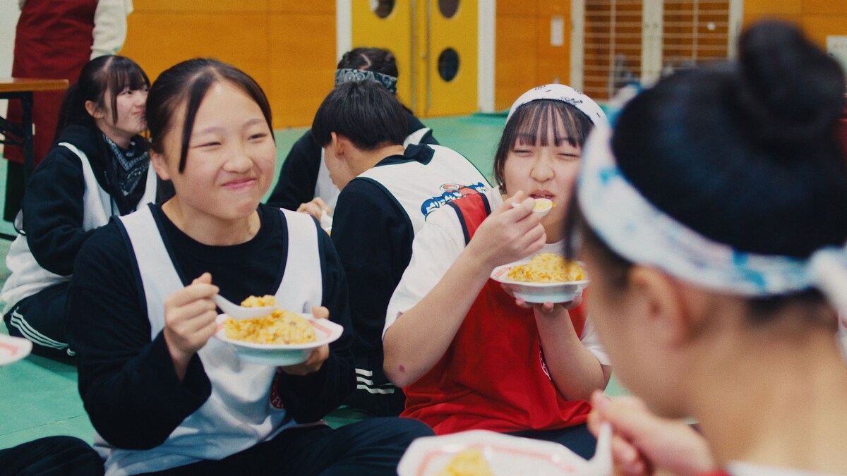 「本格炒め炒飯®」を頬張る高校生たち。