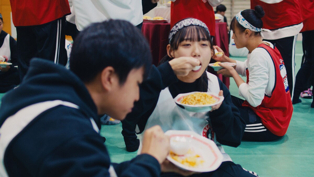 「本格炒め炒飯®」を頬張る高校生たち。