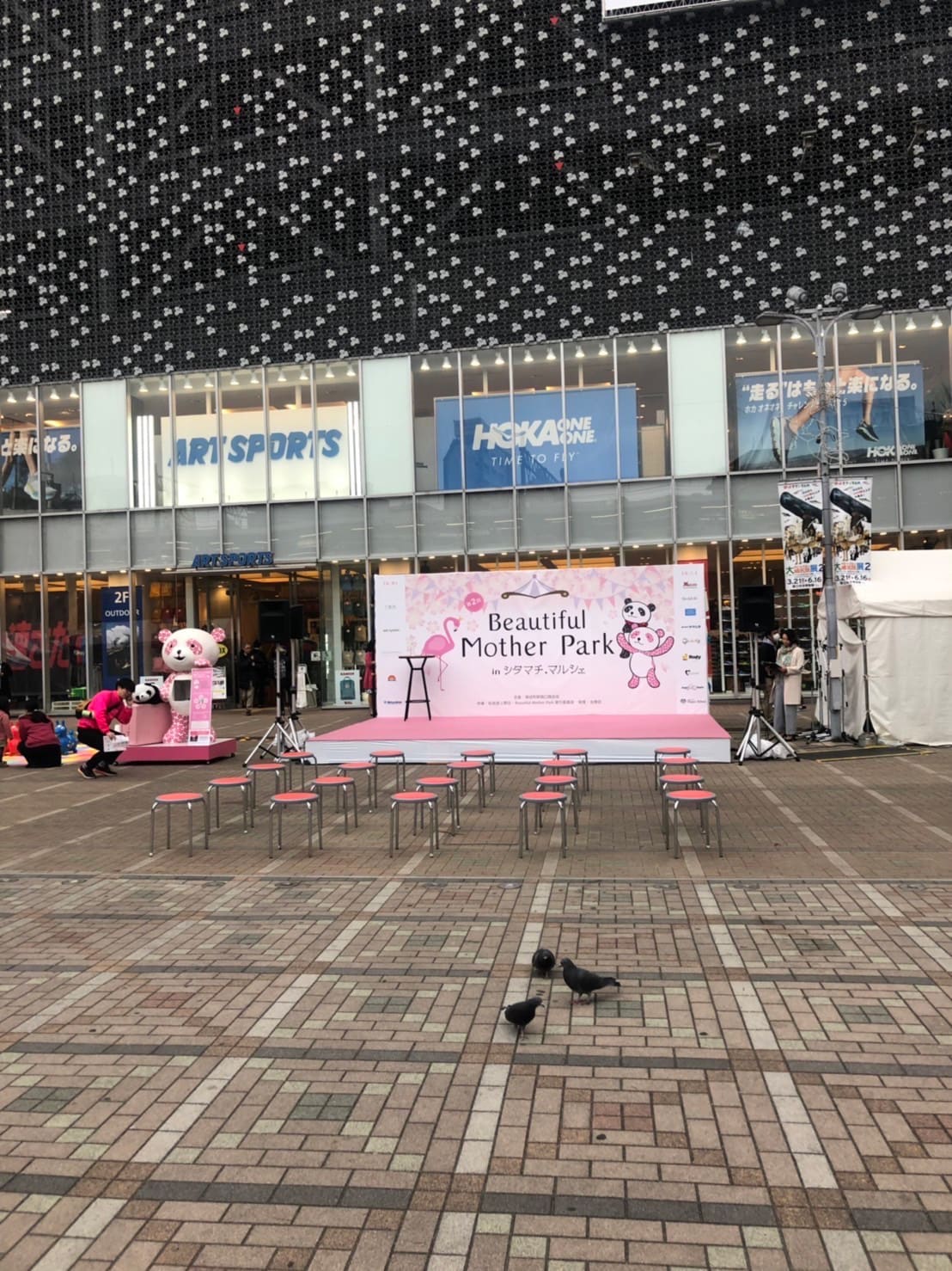 初めてイベントを行った「おかちまちパンダ広場」の様子。客席にはハトが3羽。