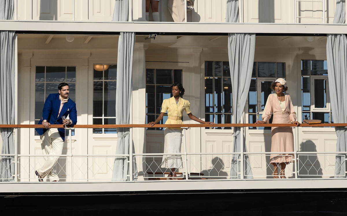 レティーシャ・ライト演じるロザリー（中央）。